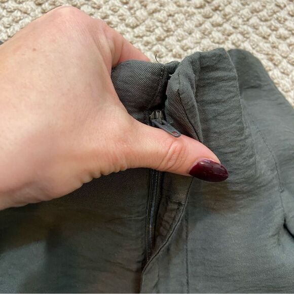 Simply Vera Green Lightweight Pleat Front Cargo Pants Size Small - Picture 9 of 11